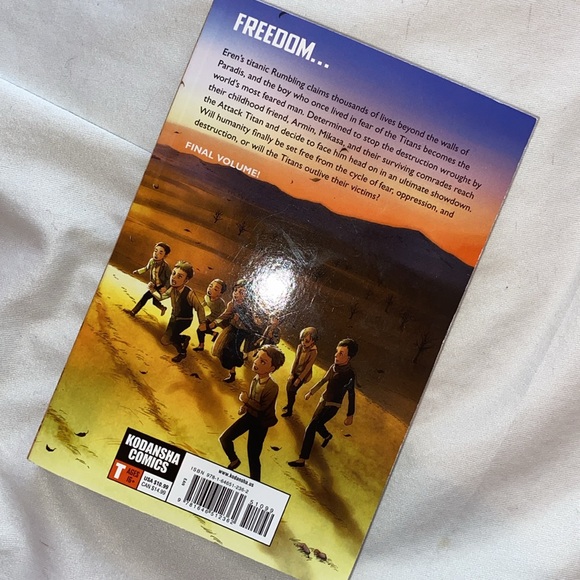 Attack on Titan manga book - Picture 2 of 2